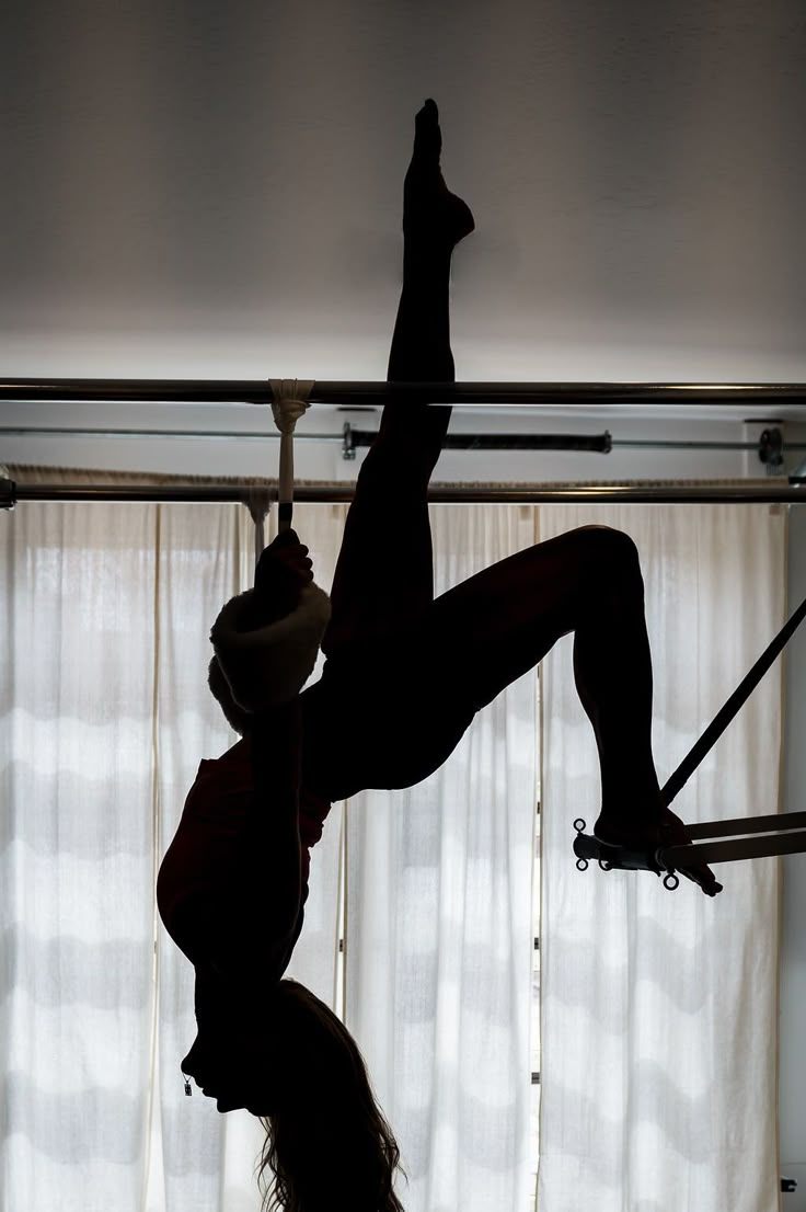 Pilates hareketi yapan kadın silueti
