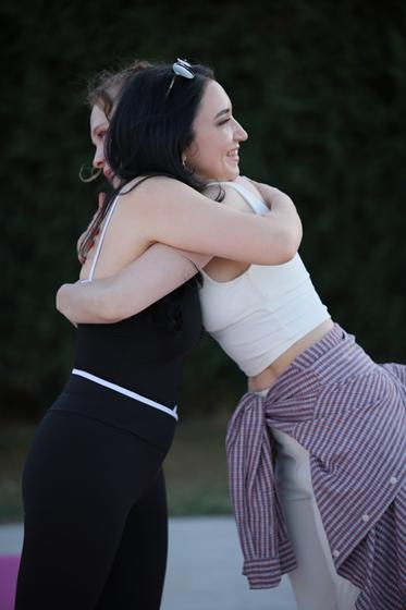 Kadınlara Özel Pilates Buluşması – Kiperin ürünüyle poz veren katılımcı (DumansStudio Sakarya pilates etkinliği)