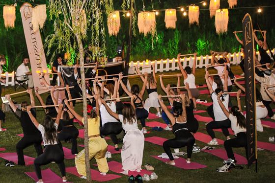Göl Kenarında Wellness Akşamı: Picasso Sakarya bahçesinde fenerler altında grup pilates dersi