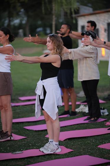 Göl Kenarında Wellness Akşamı – Isınma hareketleri yapan katılımcılar (DumansStudio Sakarya pilates etkinliği)