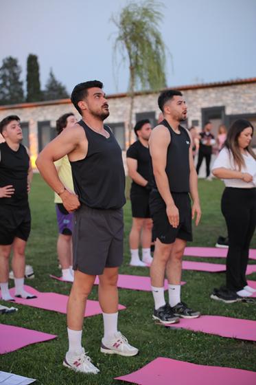 Göl Kenarında Wellness Akşamı – Fitness dersi öncesi hazırlanan katılımcılar (DumansStudio Sakarya pilates etkinliği)