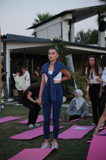 Göl Kenarında Wellness Akşamı – Çim alanda pilates matları ve katılımcılar (DumansStudio Sakarya pilates etkinliği)