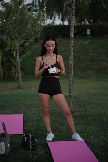 Göl Kenarında Wellness Akşamı – Pilates matının başında hazırlanan katılımcı (DumansStudio Sakarya pilates etkinliği)
